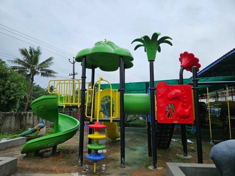 Jungle-theme multi-play with spiral slide and tunnel