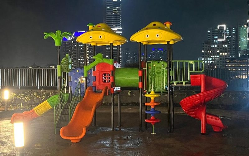 Mushroom-roof multi-play with spiral slide, rooftop installation