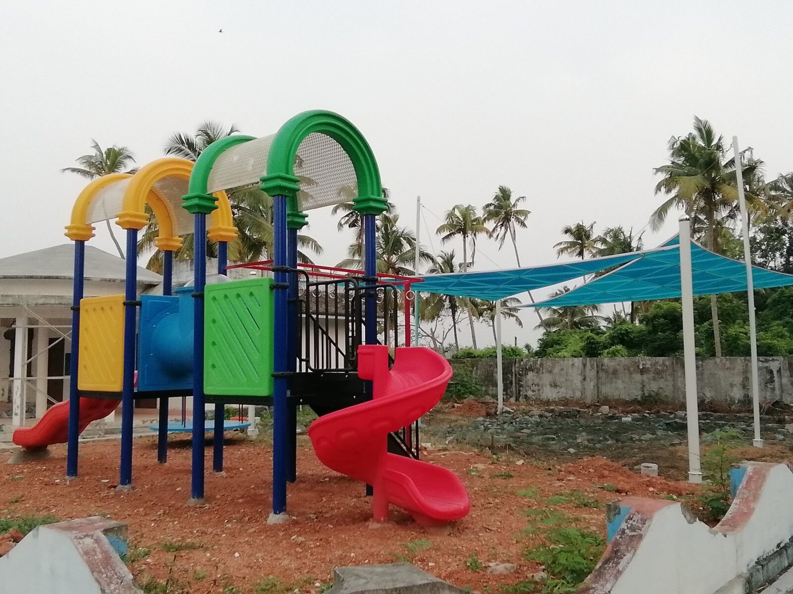 Arch-roof multi-play with spiral and straight slides