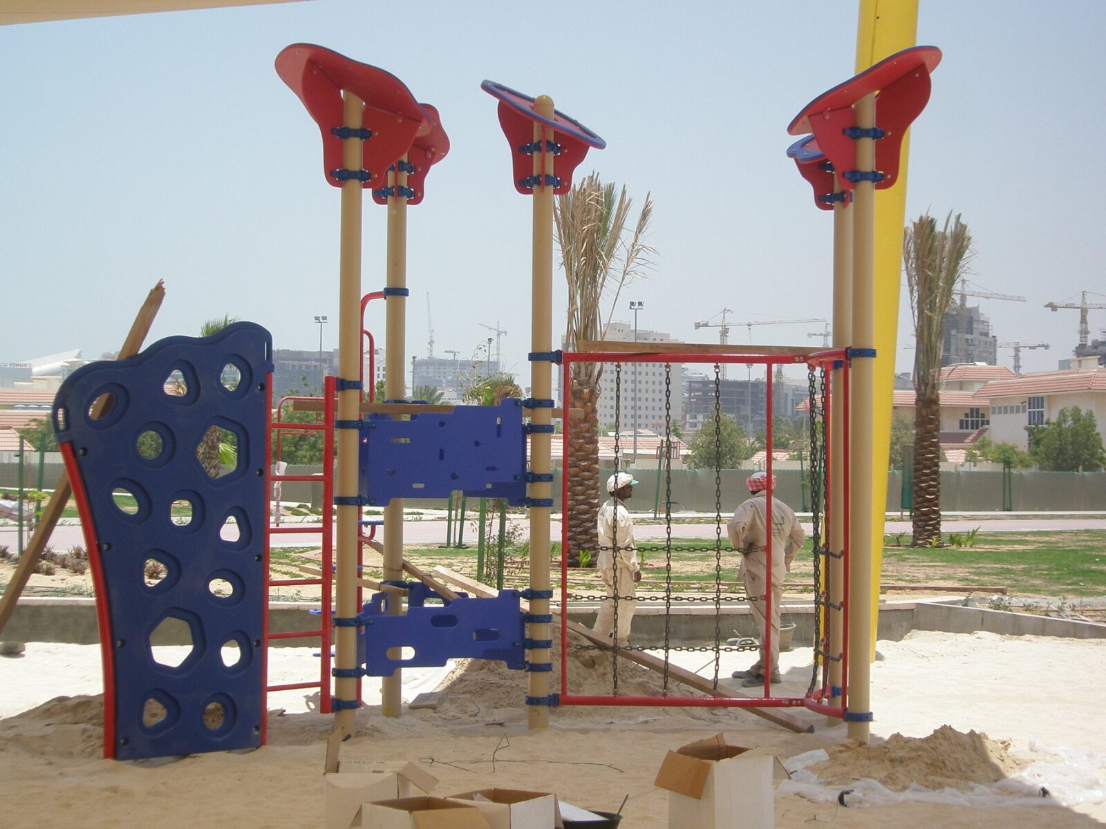 Climbing wall and chain-net climber