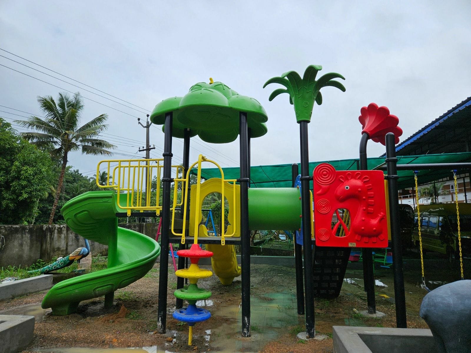 Jungle-theme multi-play with spiral slide and tunnel