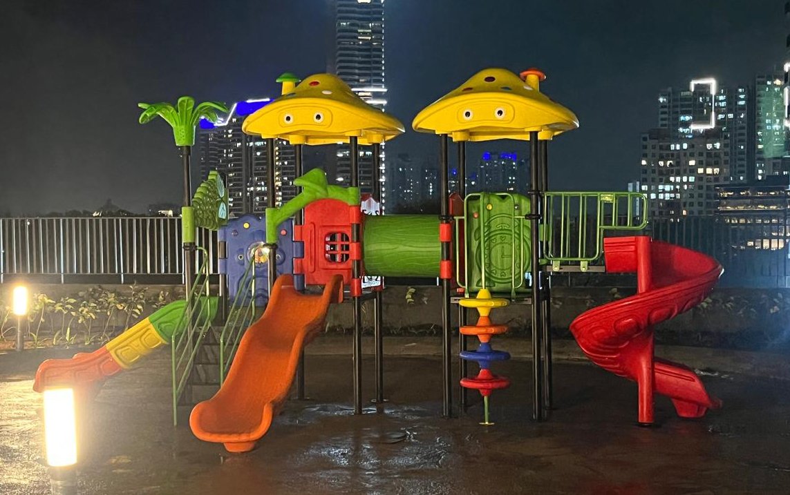 Mushroom-roof multi-play with spiral slide, rooftop installation